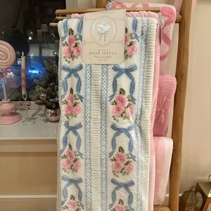 Plush Throw Set with Floral and Bow Design